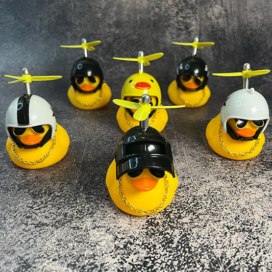 Качечка декоративна в авто з шоломом і пропелером декілька