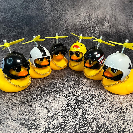 Качечка декоративна в авто з шоломом і пропелером  фото