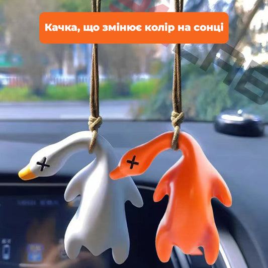 Декор в авто у вигляді підвісної качки, яка змінює колір на сонці